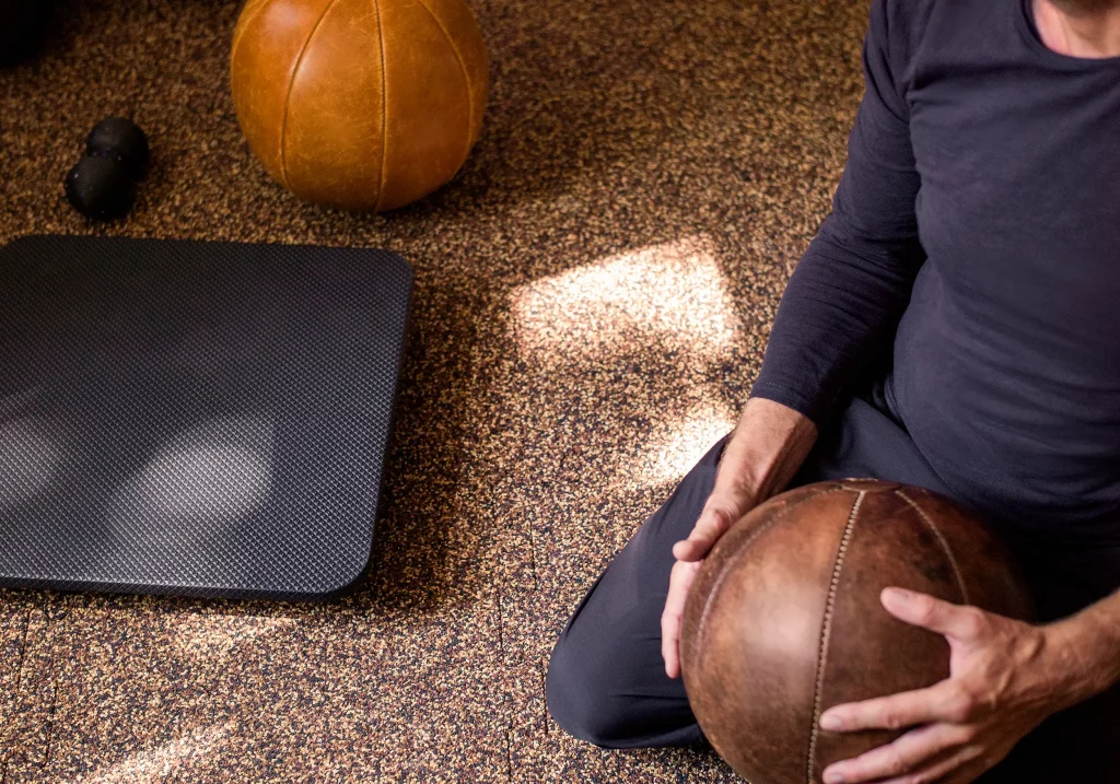 Kraftsport mit Medizinbällen in der Physiotherapiepraxis von Marc Kornberger